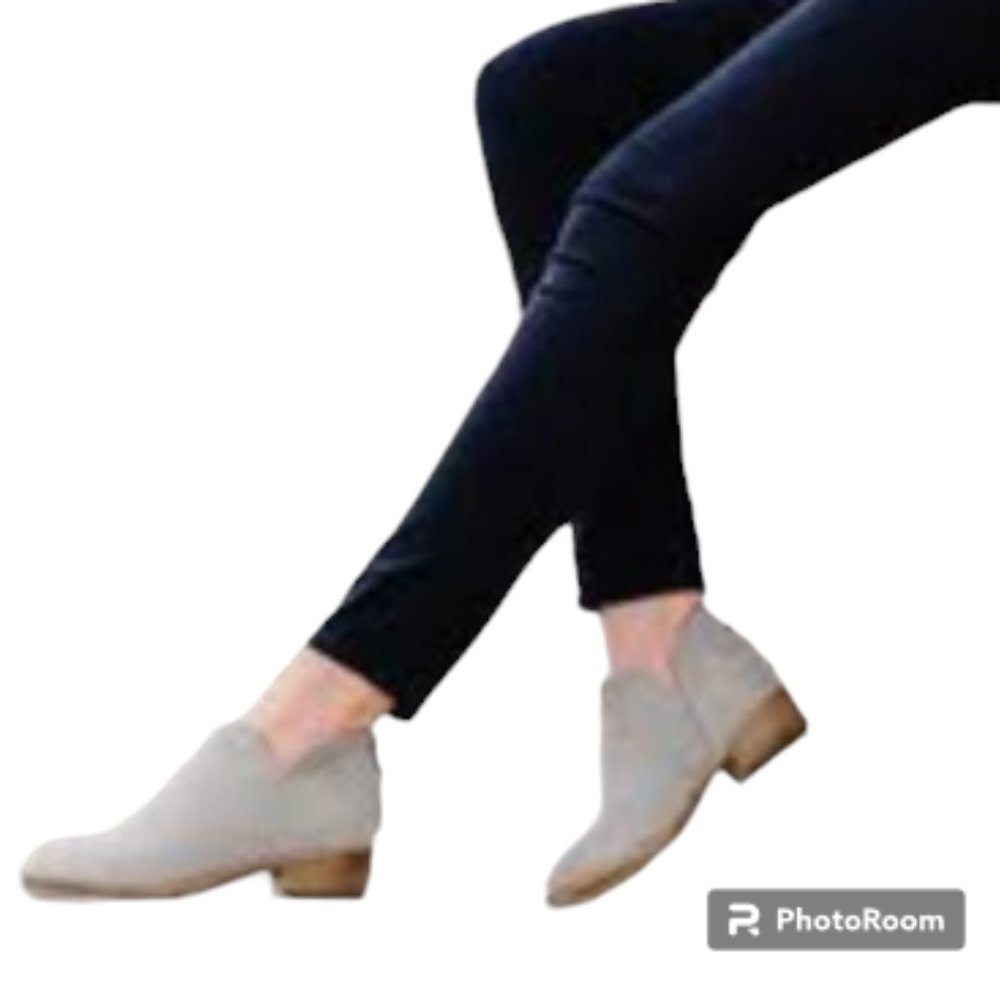 NWOT Journee Collection LIVVY STANDARD WIDTH Bootie Gray